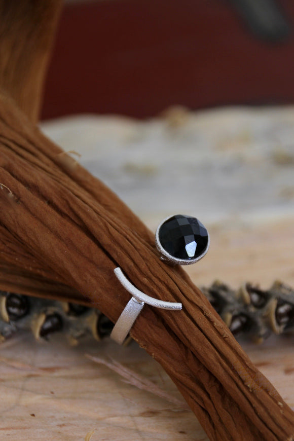 18K Rhodium plated ring w/ onyx stone