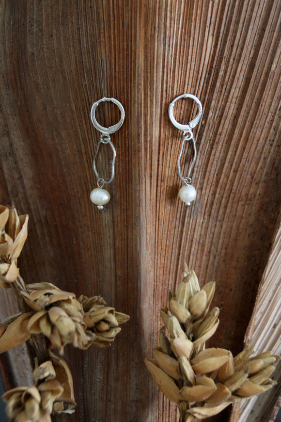 18K Rhodium plated earrings w/ Pearl