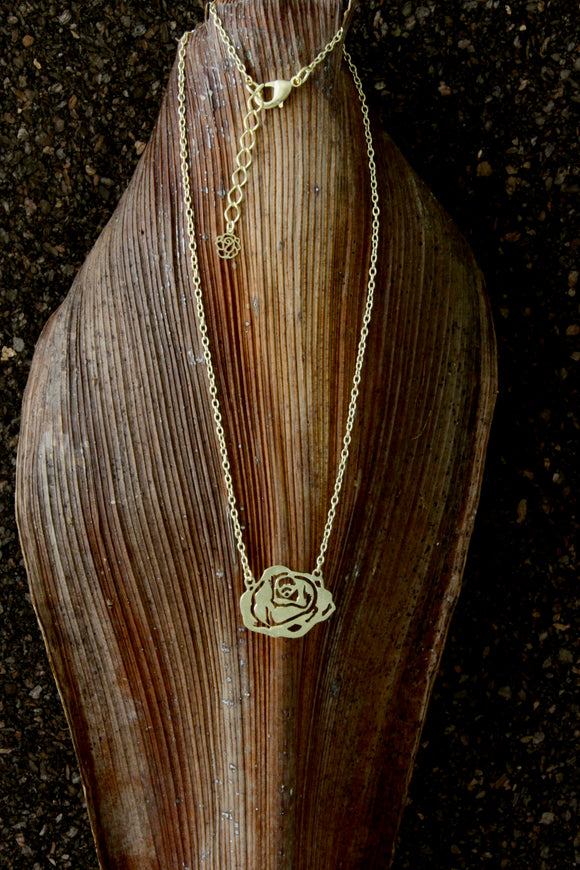 18k Gold plated necklace w/ flower pendant