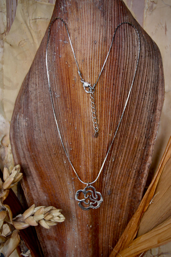 18K Rhodium plated necklace w/ flower pendant