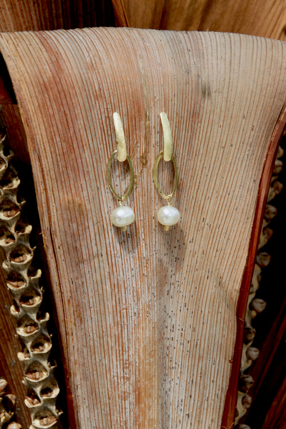 18K Gold plated earrings w/ white Pearl